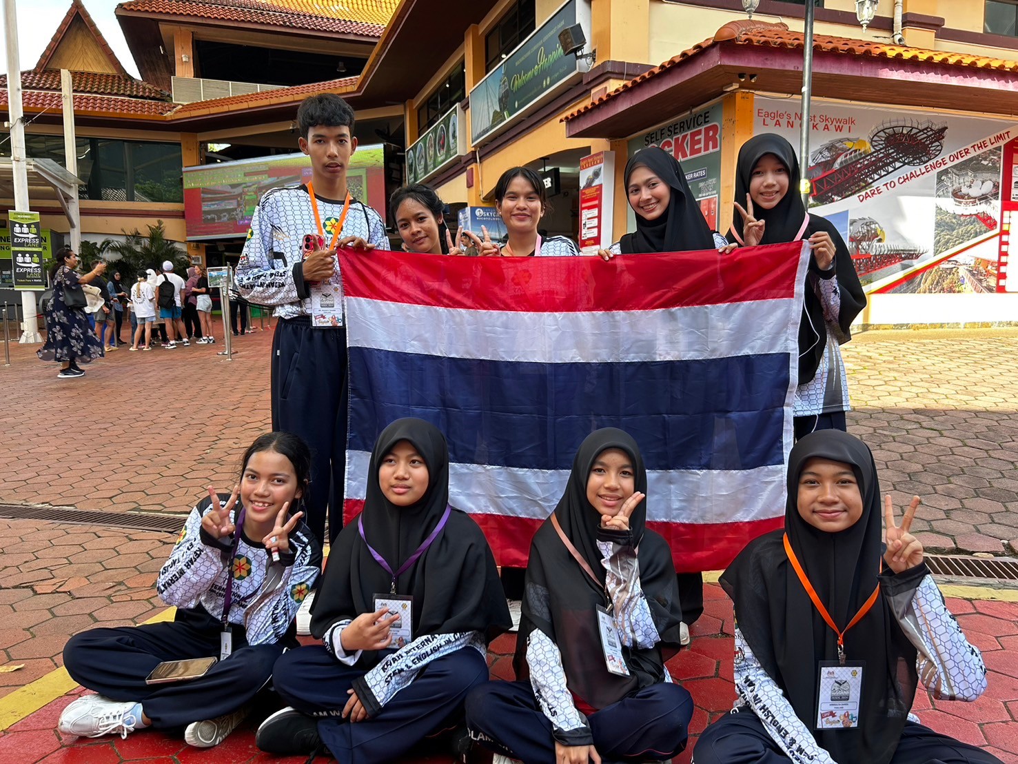 LINE_ALBUM_khay Stem and English Camp n prathes maleseiy_241120_20.jpg
